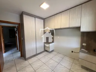 Interior de uma sala com armários e piso de cerâmica.