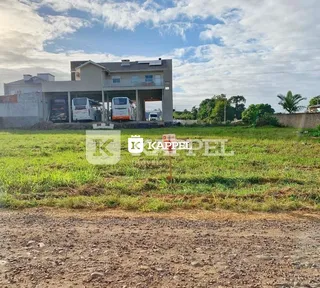 Foto da fachada de uma residência em Lajeado, Brasil, com área externa gramada.