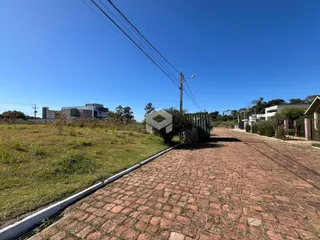 Vista da propriedade com gramado e caminho de tijolos.