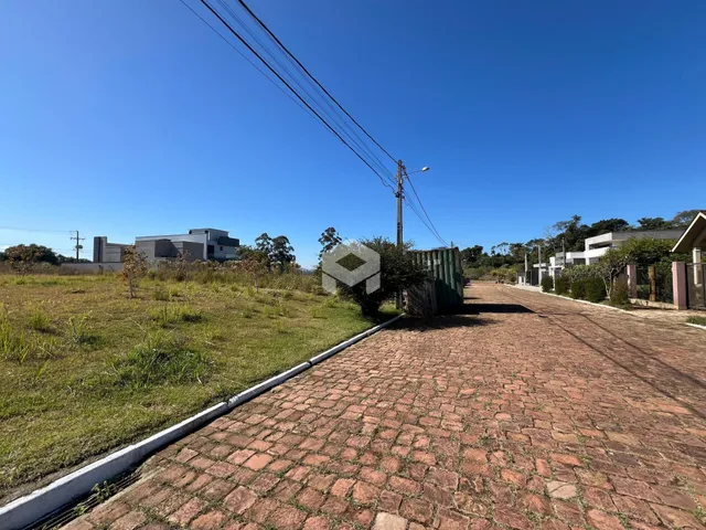 Vista da propriedade com gramado e caminho de tijolos.