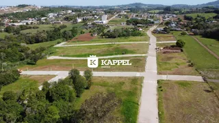 Vista aérea de um terreno com áreas verdes e estradas de terra.