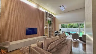 Sala de estar com sofá e televisão em um ambiente moderno.