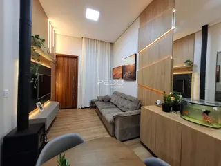 Sala de estar com piso de madeira e decoração moderna.