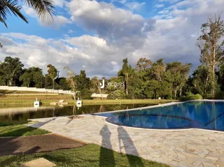 Vista da piscina e jardim de uma propriedade em Lajeado.