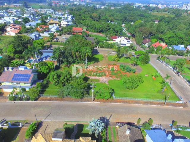 Vista aérea de uma área residencial em Lajeado, Brasil, mostrando casas e vegetação.