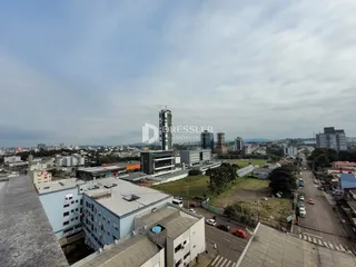 Vista aérea de um bairro urbano com edifícios residenciais e comerciais.