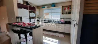 Foto de uma sala de estar com armários e bancadas escuras.