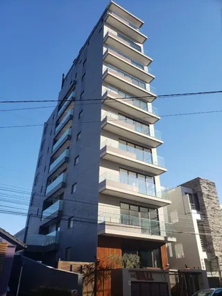 Fachada de um prédio residencial alto com varandas em Lajeado, Brasil.