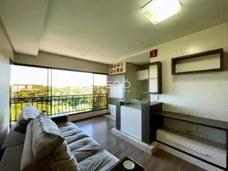 Sala de estar com grande janela de vista para a paisagem.