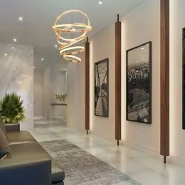 Hall de entrada com paredes brancas e detalhes em madeira na residência.