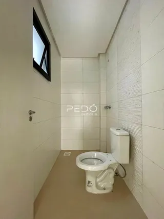 Hall de entrada com vaso sanitário em imóvel no Brasil.