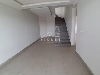 Hall de entrada com escadaria em um imóvel.
