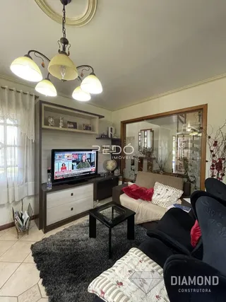 Sala de estar com decoração moderna e janela iluminada.