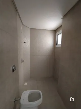 Foto de um banheiro interno em uma residência.