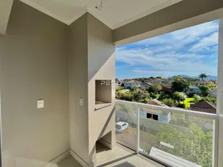Vista da área interna com acesso a uma varanda.