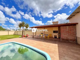 Foto de uma piscina externa com deck de madeira em uma propriedade em Lajeado, Brasil.