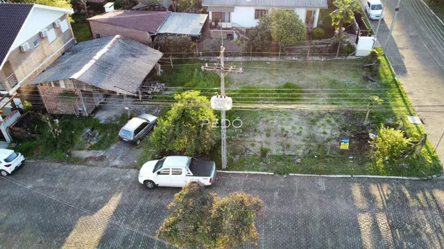 Vista externa de uma residência em Lajeado, Brasil, com jardim e estacionamento.