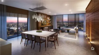 Sala de estar com vista para a cidade.