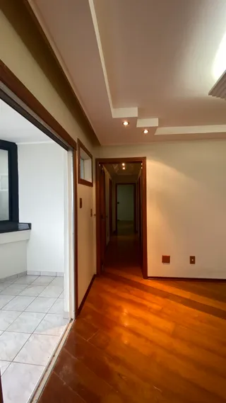 Hall de entrada com piso de madeira e portas de madeira.