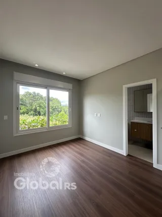 Ambiente interno com piso de madeira e janela em uma sala.