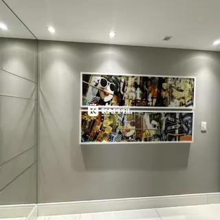 Parede interna com arte decorativa em um ambiente claro.