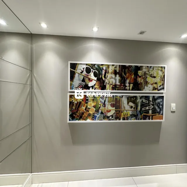Parede interna com arte decorativa em um ambiente claro.