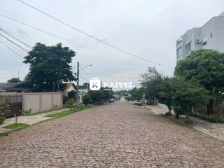 Vista de uma rua pavimentada de paralelepípedos em Lajeado, Brasil.