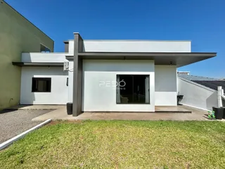 Foto da fachada de uma residência moderna em Lajeado, Brasil.