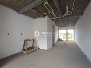 Foto de um interior com teto de concreto aparente.