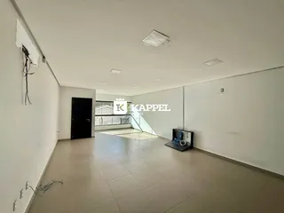 Hall de entrada com piso de cerâmica e paredes brancas.