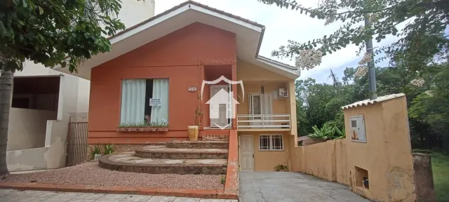 Fachada de uma casa em Lajeado, Brasil, com escadaria e muro lateral.
