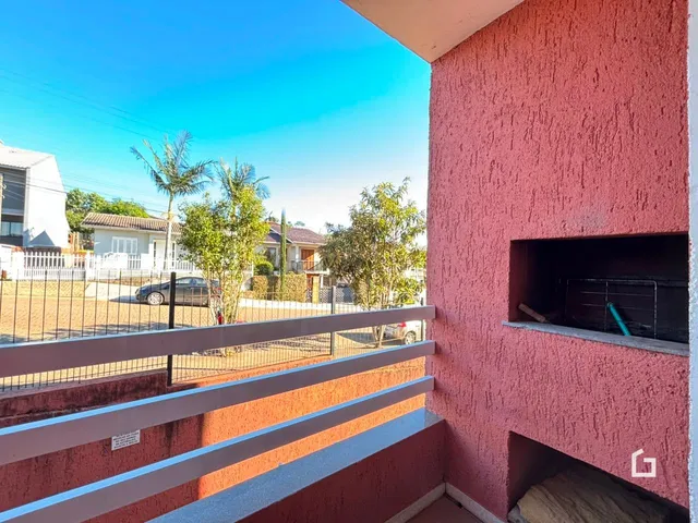 Fachada de uma residência em Lajeado, Brasil, com varanda e grade de proteção.