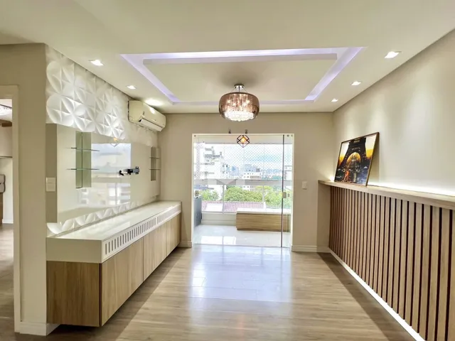 Hall de entrada com revestimento de madeira e piso claro.
