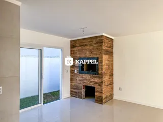 Sala de estar com porta de vidro que dá acesso a uma área externa.