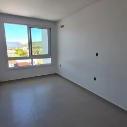 Sala de estar ampla com grande janela voltada para a paisagem.