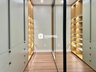 Hall de entrada com painéis de madeira e armários modernos em um imóvel.