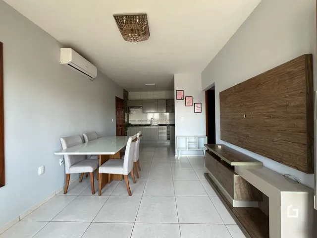Uma sala de jantar com mesa e cadeiras em um imóvel.