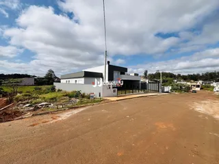 Vista externa de uma residência em Lajeado, Brasil, com terreno em primeiro plano.