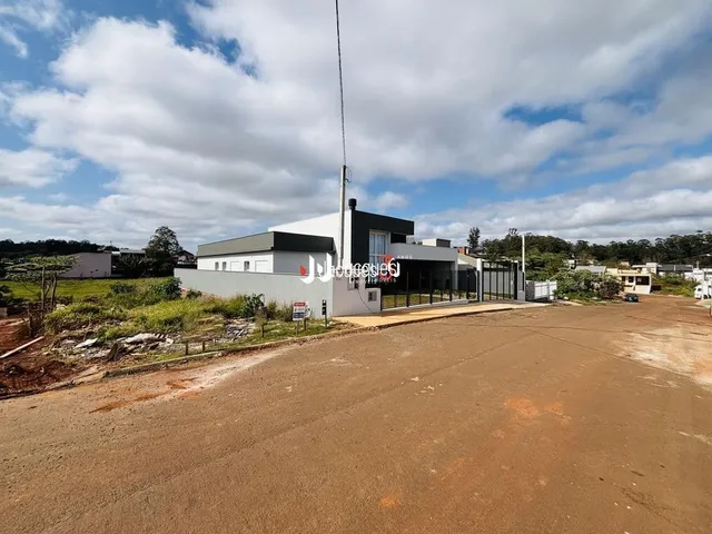 Vista externa de uma residência em Lajeado, Brasil, com terreno em primeiro plano.