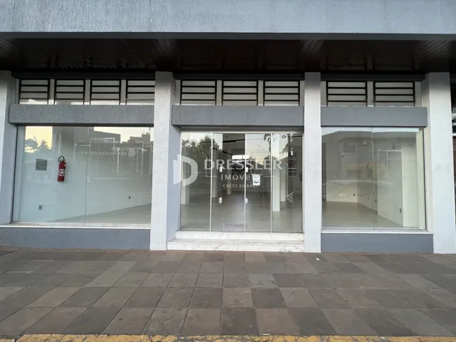 Fachada de um imóvel em Lajeado, Brasil com grandes janelas de vidro.