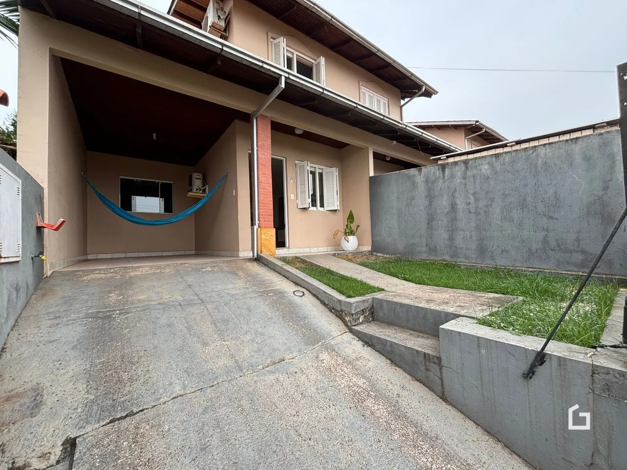 Vista externa de uma casa com garagem e jardim em Lajeado, Brasil.