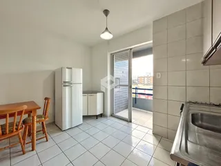 Foto de uma cozinha com piso de cerâmica e armários brancos.