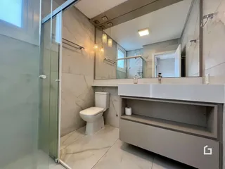 Interior de um banheiro com revestimento em mármore.