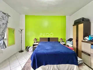 Quarto com parede verde vibrante e cama azul.