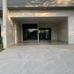 Fachada externa de um imóvel com piso de concreto.