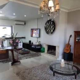 Sala de estar com lareira e decoração interna.