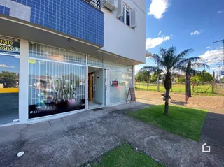 Fachada de uma residência em Lajeado, Brasil, com grandes janelas de vidro.