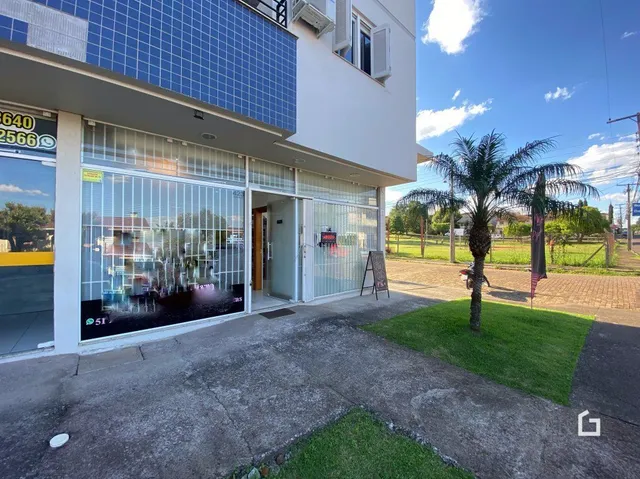 Fachada de uma residência em Lajeado, Brasil, com grandes janelas de vidro.