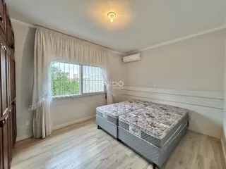 Quarto com cama e janela em um imóvel no Brasil.