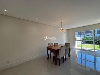 Ambiente interno de uma sala de jantar com piso de porcelanato claro.